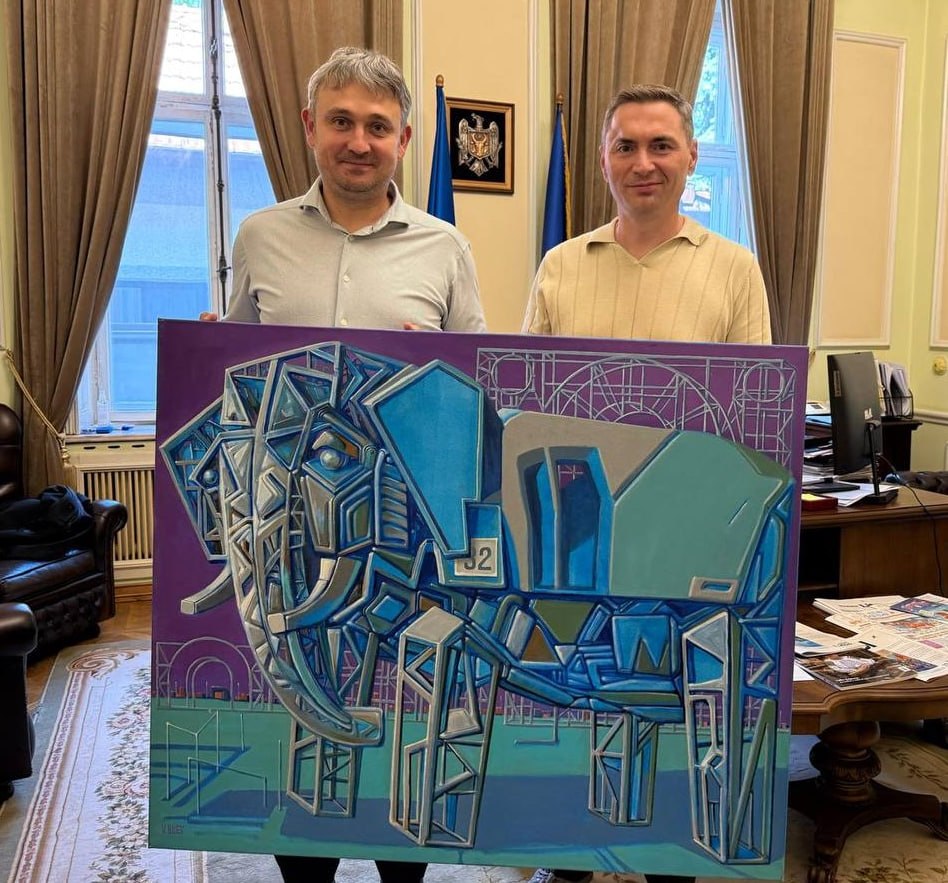 Ministrul Culturii, Cristian Jardan, alături de lucrarea „Elephant” semnată de BUEV