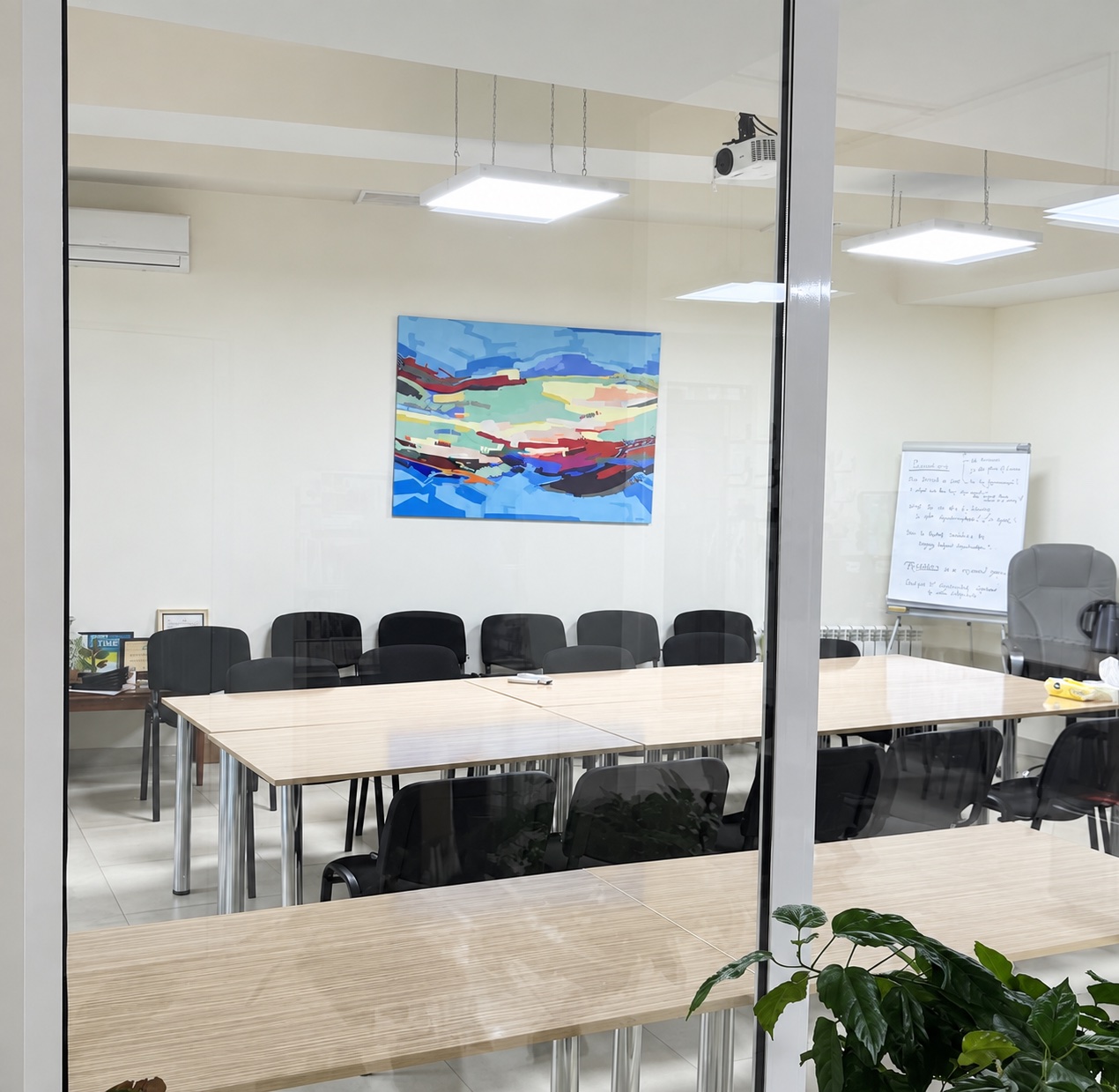 Sala de ședințe EBA Moldova, cu o lucrare abstractă originală MAW pe perete