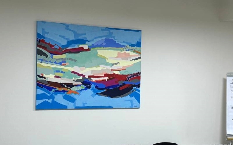 Lucrare abstractă originală MAW, în tonuri de albastru, în sediul EBA Moldova