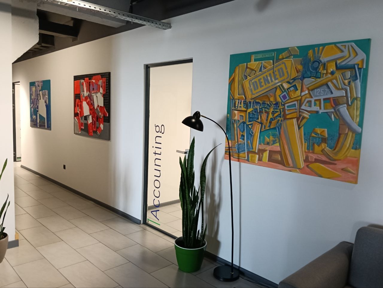 Coridorul biroului EBS Integrator, transformat în galerie de artă MAW
