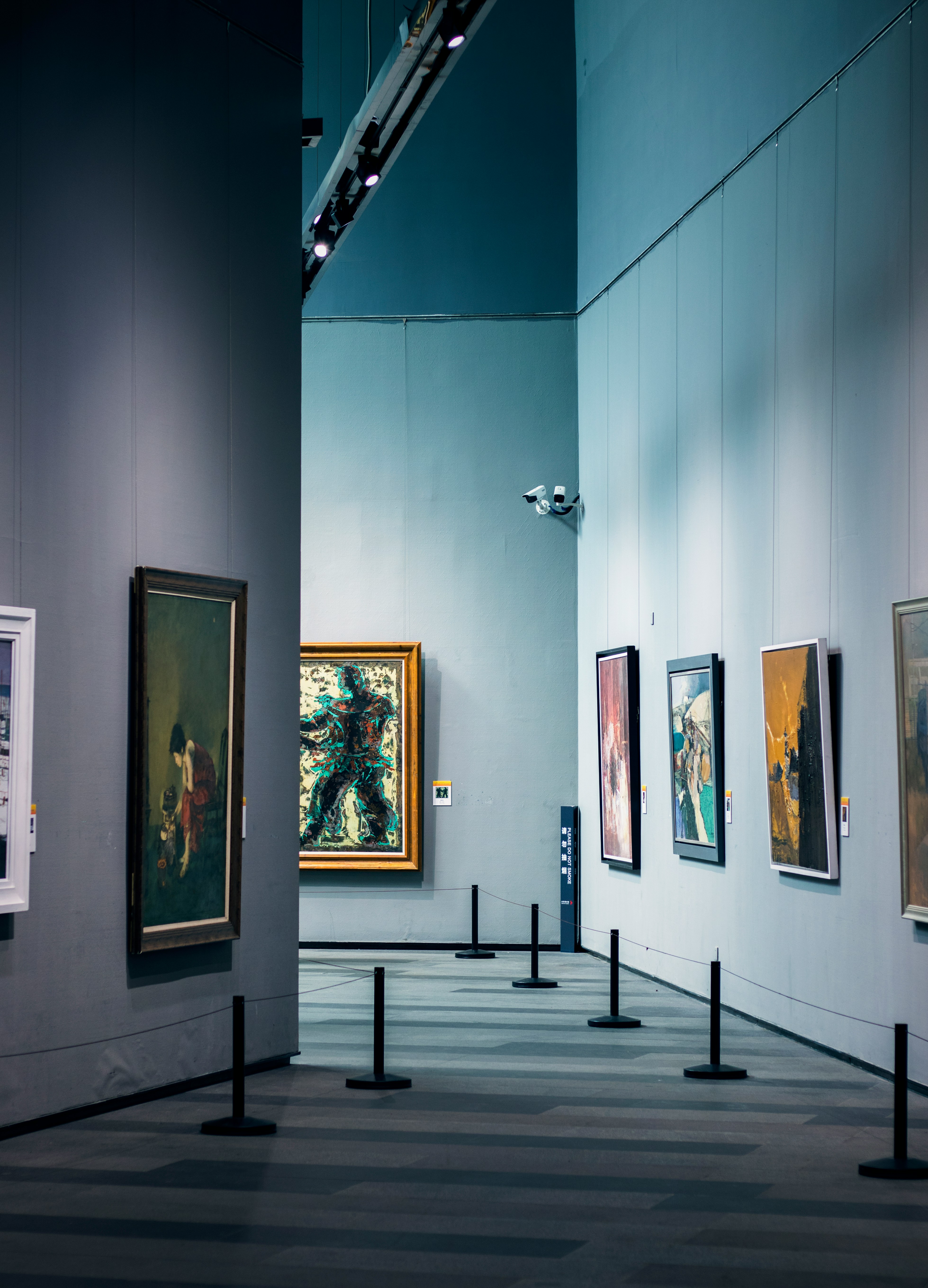 Galerie de artă cu lucrări expuse pe pereți